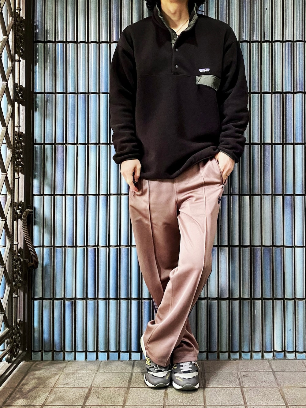 「パタゴニア、パタゴニアのフリース、patagonia、patagoniaのフリース、スナップT、シンチラ、シンチラスナップT、NEEDLES、needles トラックパンツ、ニードルス、ニードルズ、トラックパンツ、ラインパンツ、スポーツミックス、レトロX」｜「patagoniaのSynch Snap-T pullover（トップス、ブラック系）」を使った、KEITA(ΦωΦ)さん（メンズ・182cm）の冬コーディネートの2枚目の写真