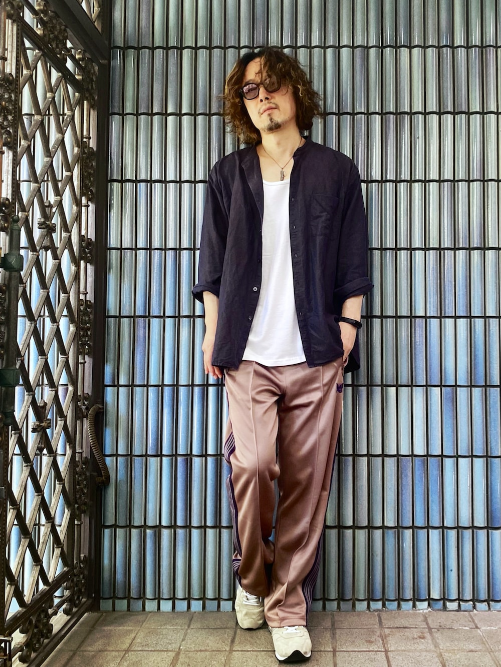 「レイヤードスタイル、プチプラ、きれいめカジュアル、夏コーデ、さらっと晴れやかスナップ、NEEDLES、needles トラックパンツ、ニードルス、ニードルズ、トラックパンツ、ラインパンツ、リネンシャツ、Gildan、スポーツミックス、UNIQLO」｜「NeedlesのTrack Pant - Poly Smooth （その他パンツ、ベージュ系）」を使った、KEITA(ΦωΦ)さん（メンズ・182cm）の夏コーディネートの4枚目の写真