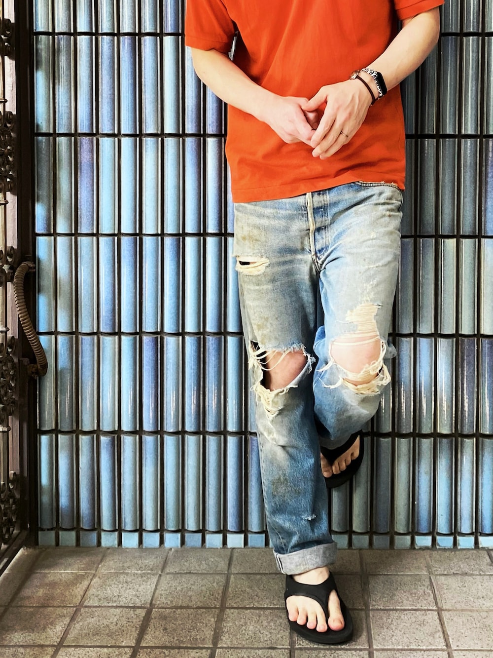 「真夏のアクティブスタイル、LACOSTE、ラコステ、ラコステ(LACOSTE)、ポロシャツ、ポロシャツコーデ、501、501xx、リーバイス、リーバイス501、ダメージデニムパンツ、ダメージジーンズ、ダメージデニム、ウーフォス、oofos」｜「LACOSTEの【LACOSTE/ラコステ】 クラッシックフィットポロ（ポロシャツ、オレンジ系）」を使った、KEITA(ΦωΦ)さん（メンズ・182cm）の夏コーディネートの3枚目の写真