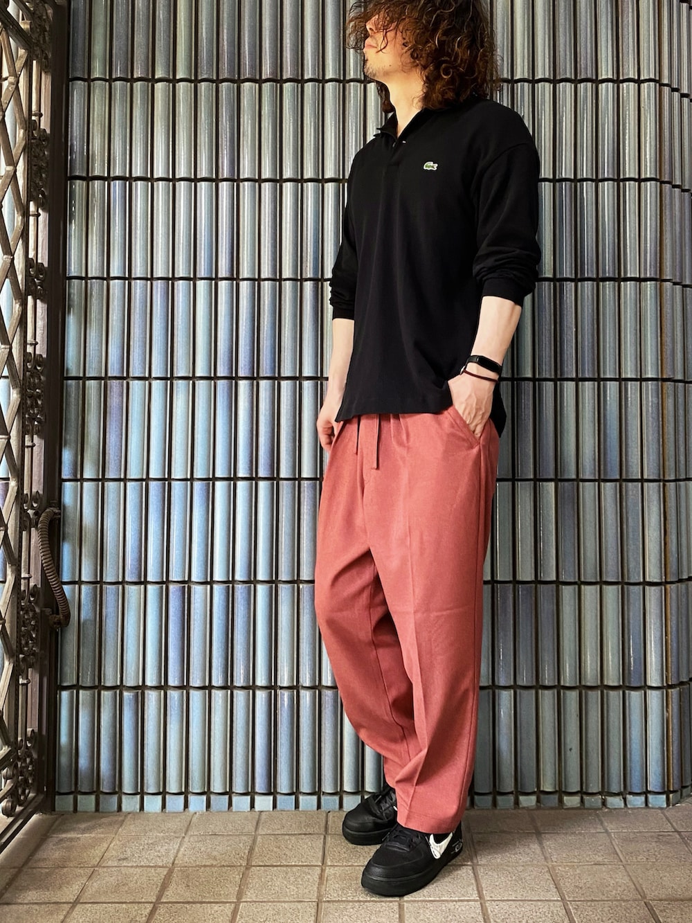 「このスタイルがお気に入り、ラコステ、ラコステ(LACOSTE)、LACOSTE、ポロシャツ、ポロシャツコーデ、長袖ポロシャツ、LEE、Lee、スタプレ、ピンク、ピンクコーデ、ピンクパンツ、オレンジパンツ、赤パンツ」｜「LACOSTEの【別注】 ＜LACOSTE（ラコステ）＞ WIDE LONG SLEEVE POLOSHIRTS/ポロシャツ ◆（ポロシャツ、ブラック系）」を使った、KEITA(ΦωΦ)さん（メンズ・182cm）の夏コーディネートの4枚目の写真