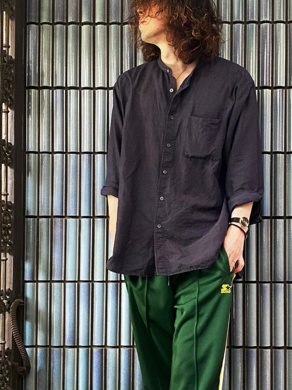 「starter、スターター、トラックパンツ、ラインパンツ、ジャージ、ジャージーパンツ、teva、リネンシャツ、スタンドカラーシャツ、バンドカラーシャツ、スポーツミックス、シャツスタイル、グリーンパンツ、緑パンツ、Nordgreen」|「UNIQLOのリネンコットンスタンドカラーシャツ(長袖)(シャツ/ブラウス、ブルー系)」を使った、KEITA(ΦωΦ)さん(メンズ・182cm)の夏コーディネートの2枚目の写真