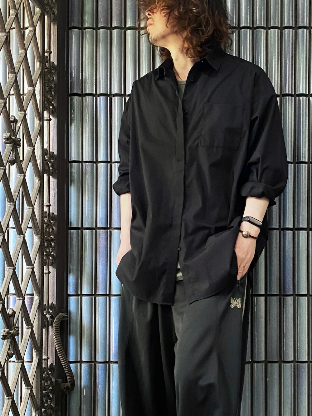 「NEEDLES、needles トラックパンツ、ニードルス、ニードルズ、トラックパンツ、ラインパンツ、オーバーサイズシャツ、ジャージ、ジャージーパンツ、スウェットパンツ、エアフォースワン、エアフォース1、AIR FORCE 1、ヒザデルパンツ、ヒザデルトラック」｜「GUのアイテム（シャツ/ブラウス、ブラック系）」を使った、KEITA(ΦωΦ)さん（メンズ・182cm）の春コーディネートの2枚目の写真