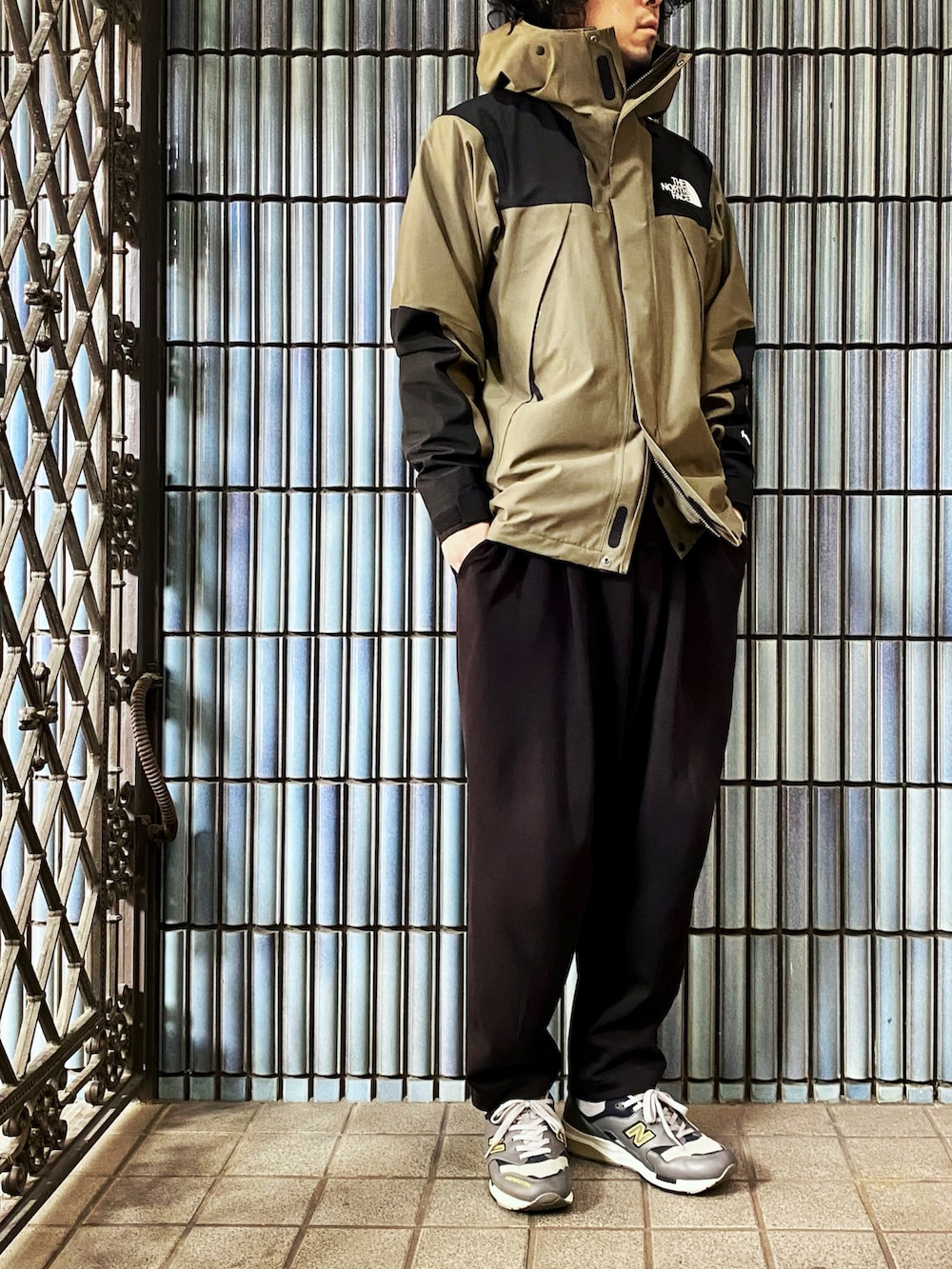 「マウンテンジャケット、マウンテンライトジャケット、マウンテンダウンジャケット、マウンテンパーカー、ノースフェイス、THE NORTH FACE、スウェットギャザーパンツ、雨の日コーデ、クリスマスに着たい服、アウトドアスタイル、アウトドアコーデ、キャンプ、キャンプスタイル、キャンプコーデ、ゴアテックス」｜「THE NORTH FACEのザ・ノース・フェイス メンズ ヘリテージマウンテンパーカー / マウンテンジャケット（マウンテンパーカー、グリーン系）」を使った、KEITA(ΦωΦ)さん（メンズ・182cm）の冬コーディネートの4枚目の写真