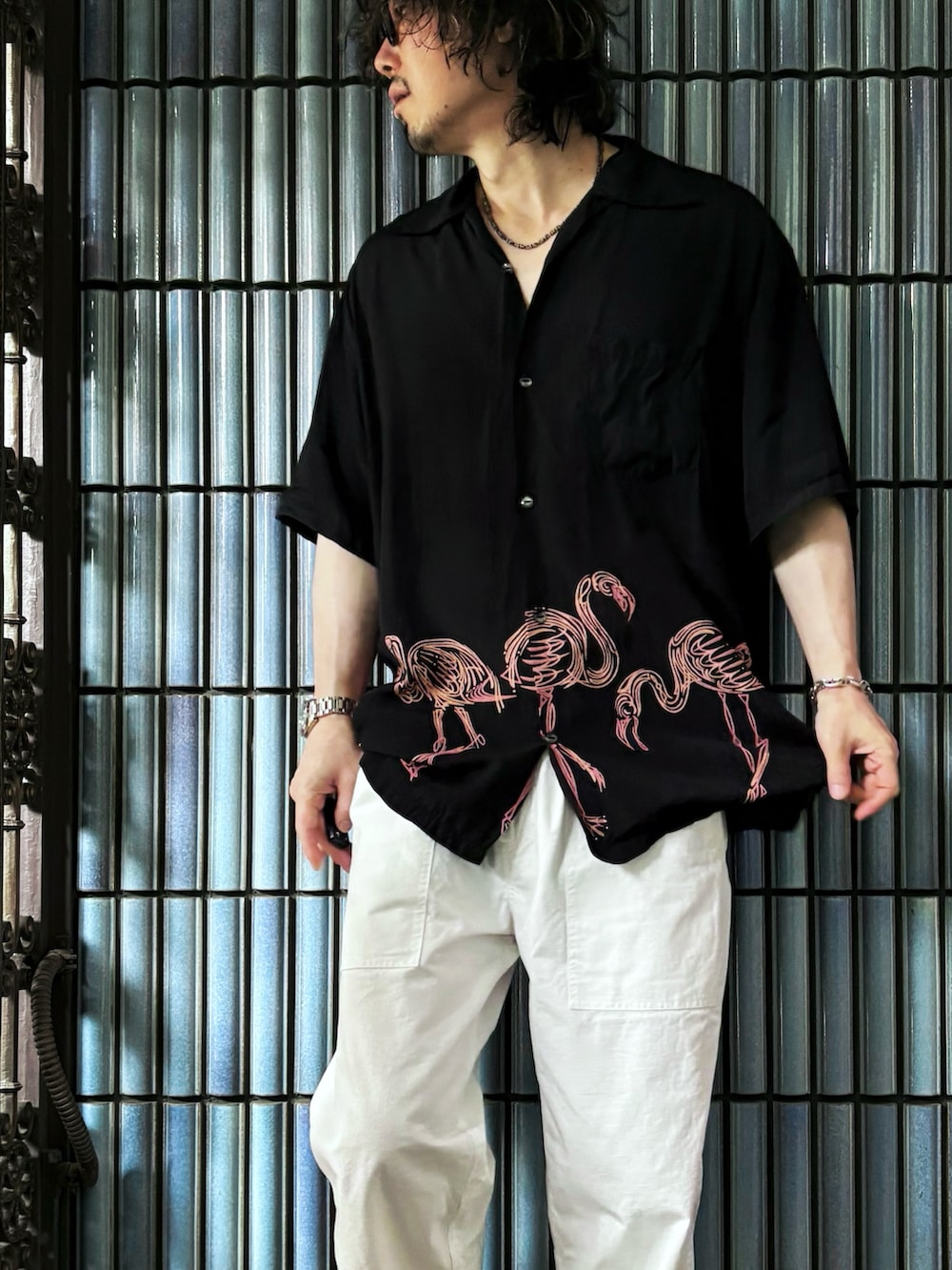 ブラック系のサンダル、ブラック系のシャツ/ブラウス、ホワイト系のその他パンツを着用したメンズの夏コーディネートの2枚目の写真