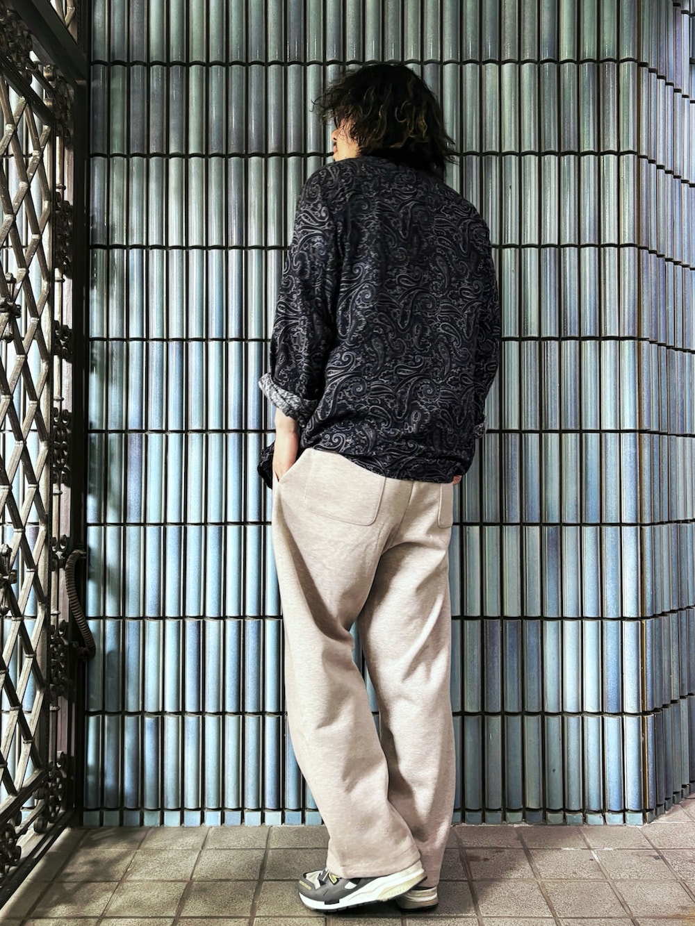 ブルー系のミリタリージャケット、グレー系のスニーカー、グレー系のTシャツ/カットソーを着用したメンズの春コーディネートの4枚目の写真