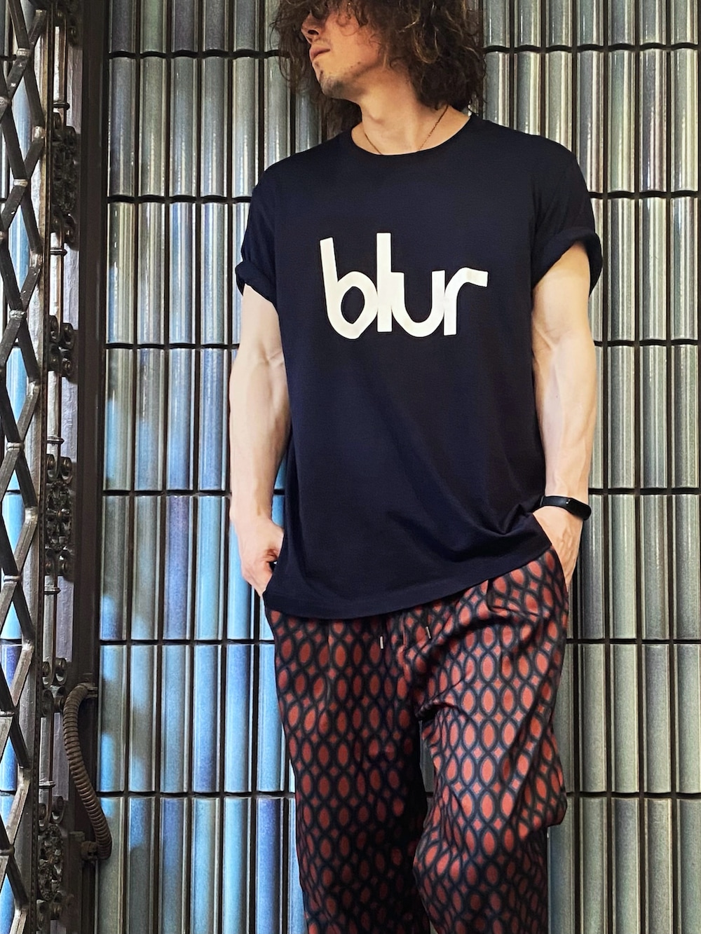 「blur、GU、nano・universe、ナノユニバース、oofos、バンドT、バンドTシャツ、柄パンツ、リカバリーサンダル、お出かけコーデ、プチプラ、アツいコーデ全部見せ、古着MIX、ネイビー、休日コーデ」｜「GUのアイテム（Tシャツ/カットソー、ブルー系）」を使った、KEITA(ΦωΦ)さん（メンズ・182cm）の夏コーディネートの2枚目の写真