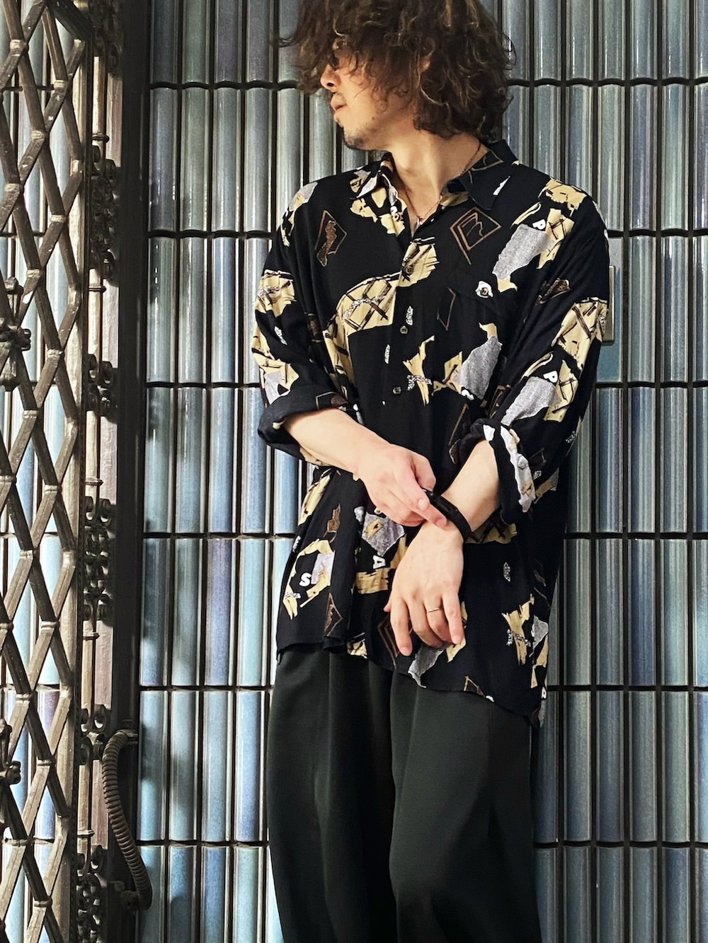 「モノトーン、シャツ好き集まれ、柄シャツ、ヒザデルパンツ、ヒザデルトラック、トラックパンツ、ニードルス、ニードルストラックパンツ、ニードルズ、NEEDLES、needles トラックパンツ、ヨーロッパ古着、古着MIX、古着、古着コーデ」｜「Camargueのアイテム（シャツ/ブラウス、ブラック系）」を使った、KEITA(ΦωΦ)さん（メンズ・182cm）の夏コーディネートの2枚目の写真