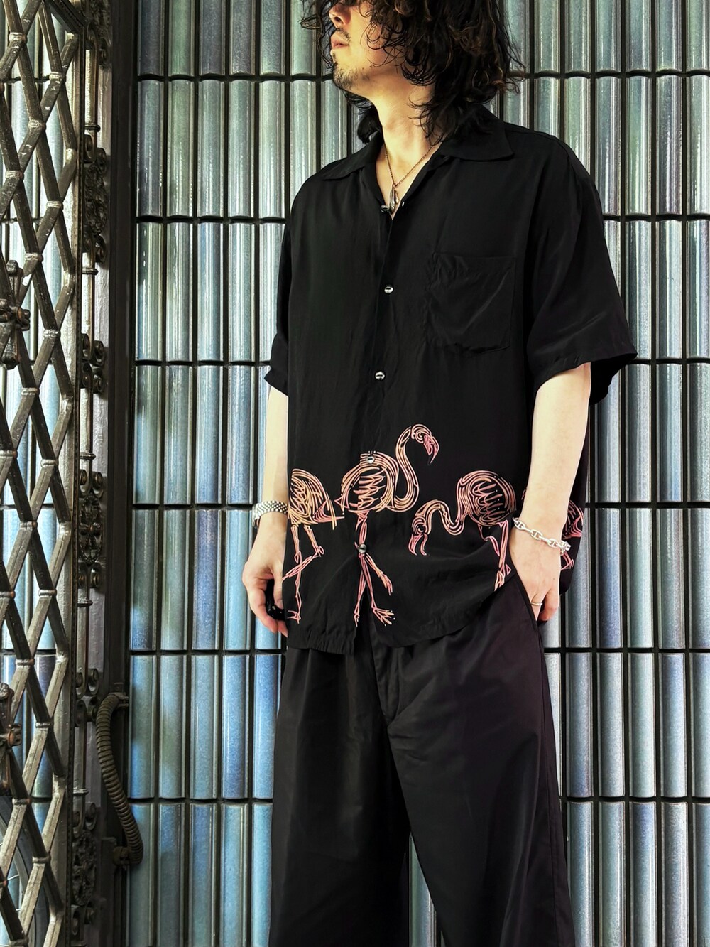 ブラック系のその他パンツ、ブラウン系のサンダル、ブラック系のシャツ/ブラウスを着用したメンズの夏コーディネートの2枚目の写真