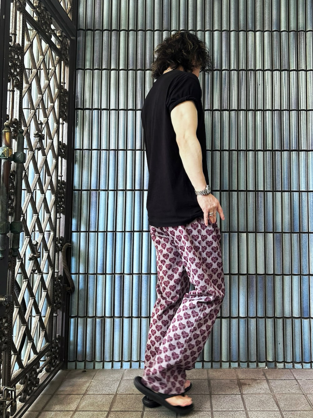 ブラック系のサンダル、ブラック系のTシャツ/カットソー、ピンク系のその他パンツを着用したメンズの秋コーディネートの4枚目の写真