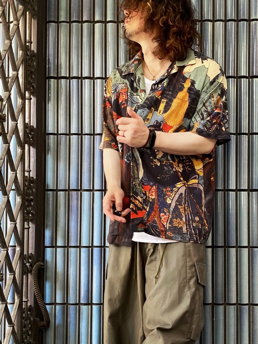 「CHANGE WELL、アロハシャツ、アロハシャツコーデ、NEEDLES、ニードルス、ニードルズ、ヒザデルパンツ、カーゴパンツ、カーゴパンツコーデ、柄シャツ、ガラシャツ、オープンカラーシャツ、oofos、ウーフォス、ワイドカーゴパンツ」｜「CHANGE WELLのアイテム（シャツ/ブラウス、その他）」を使った、KEITA(ΦωΦ)さん（メンズ・182cm）の夏コーディネートの2枚目の写真