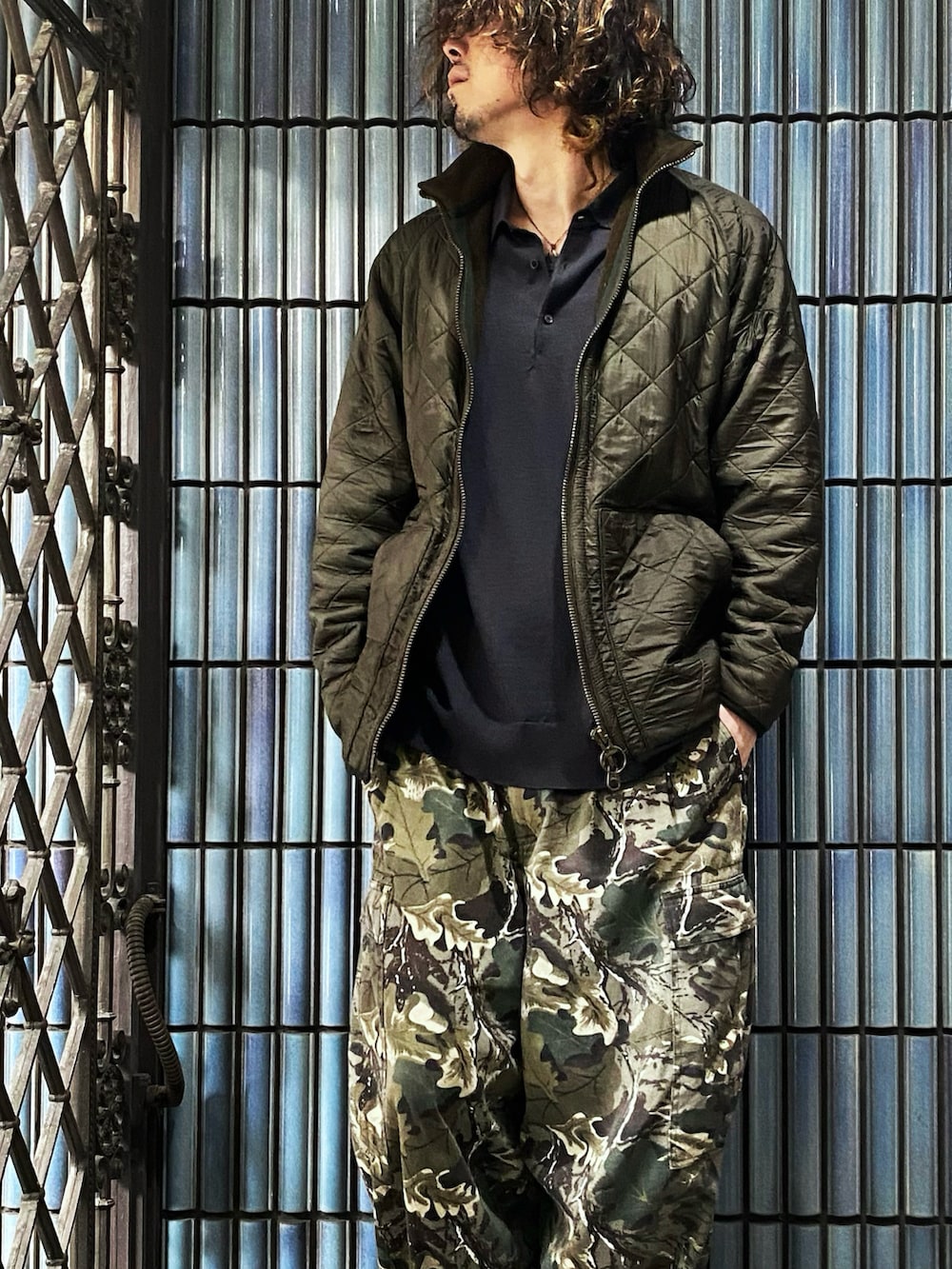 「カモフラ、カモフラパンツ、迷彩パンツ、カーゴパンツ、カーゴパンツコーデ、パラシュートパンツ、barbour、バブアー、キルティングジャケット、ニットポロ、ミリタリー、ミリタリージャケット、ミリタリーパンツ、ミリタリーコーデ、フリークスストア」|「Barbourのアイテム(ミリタリージャケット、グリーン系)」を使った、KEITA(ΦωΦ)さん(メンズ・182cm)の冬コーディネートの2枚目の写真