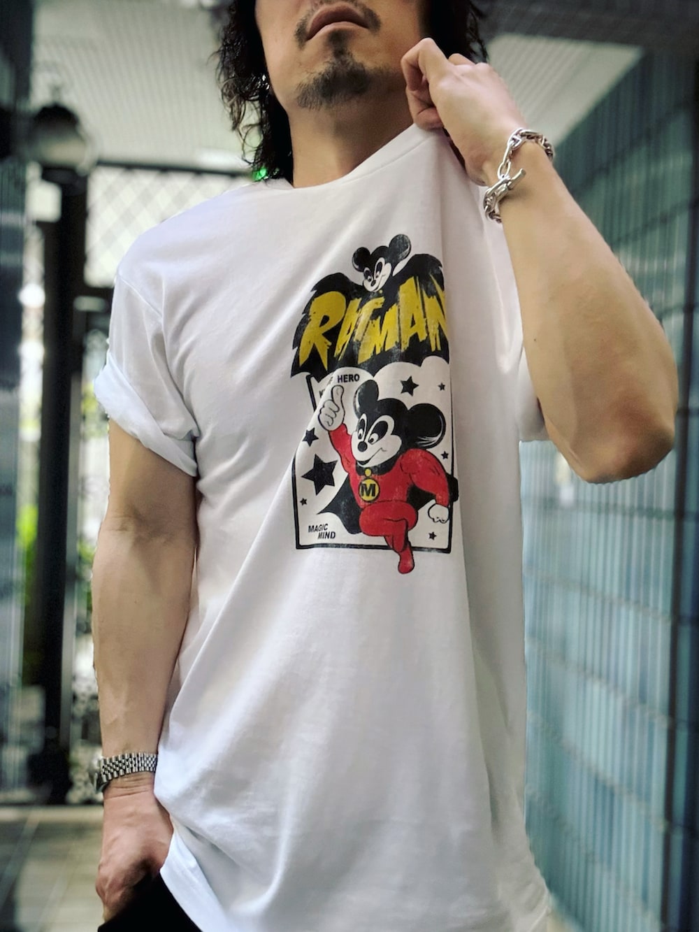 ブラック系のサンダル、ホワイト系のTシャツ/カットソー、ブラウン系のスウェットパンツを着用したメンズの夏コーディネートの5枚目の写真