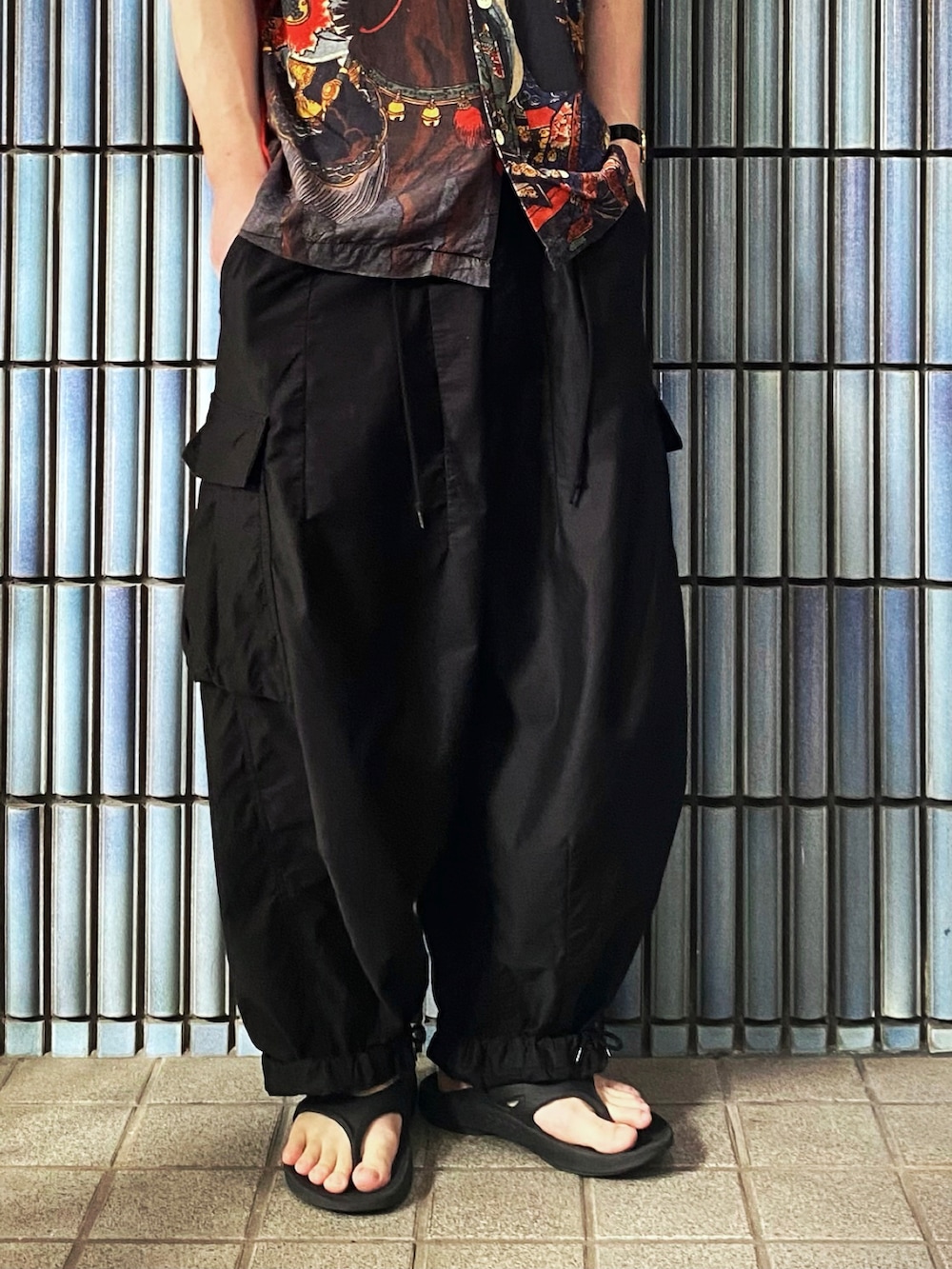 「CHANGE WELL、アロハシャツ、アロハシャツコーデ、アロハ柄、NEEDLES、ニードルズ、ニードルス、カーゴパンツ、カーゴパンツコーデ、oofos、ウーフォス、ヒザデルパンツ、和柄、和柄シャツ、スノーパンツ」|「CHANGE WELLのアイテム(シャツ/ブラウス、その他)」を使った、KEITA(ΦωΦ)さん(メンズ・182cm)の秋コーディネートの3枚目の写真