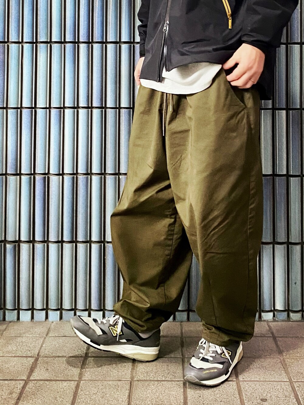 「アークテリクス、ARC'TERYX、Zeta SL、BETA SL、マウンテンパーカー、マウンテンライトジャケット、マウンテンジャケット、ジョンブル、ジョンブル プライベート ラボ(Johnbull Private labo)、Johnbull Private labo、johnbull、雨の日コーデ、雨の日、未来のWEARISTAプロジェクト、バルーンパンツ」|「ARC'TERYXのARC’TERYX × BEAMS / 別注 Zeta SL Jacket(ナイロンジャケット、ブラック系)」を使った、KEITA(ΦωΦ)さん(メンズ・182cm)の秋コーディネートの3枚目の写真