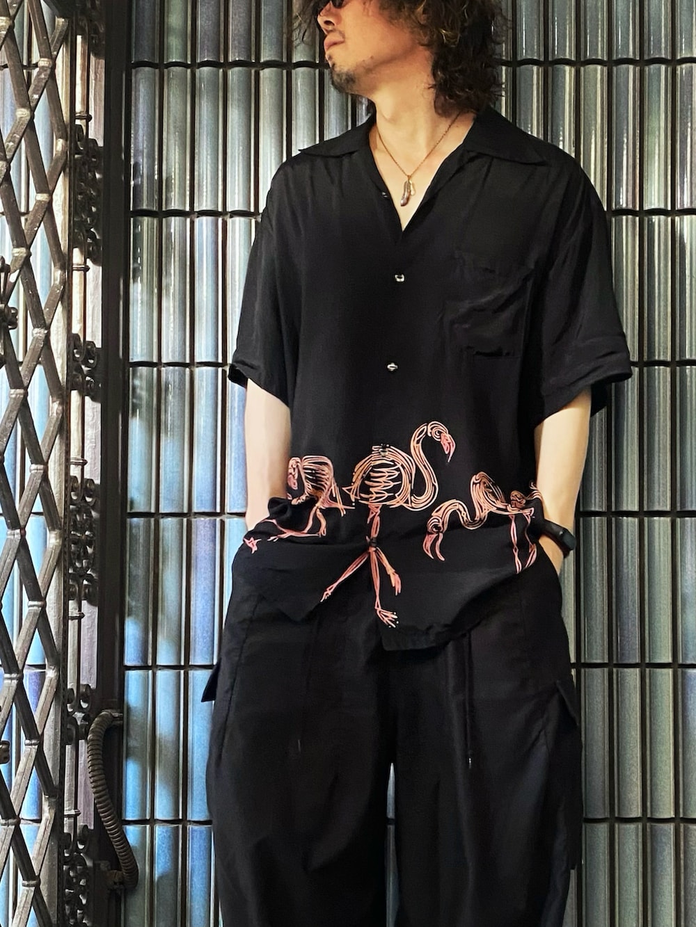 「古着MIX、alohablossom、アロハシャツ、アロハ柄、アロハブロッサム、NEEDLES、ニードルス、ニードルズ、カーゴパンツ、カーゴパンツコーデ、ヒザデルパンツ、oofos、OOFOS、フラミンゴ、オールブラック」｜「aloha blossomのアイテム（シャツ/ブラウス、ブラック系）」を使った、KEITA(ΦωΦ)さん（メンズ・182cm）の秋コーディネートの2枚目の写真