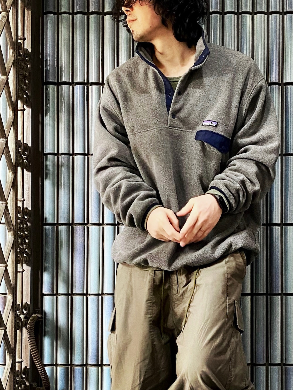 「ほめられ本命コーデ、patagonia、patagoniaのフリース、パタゴニア、パタゴニアのフリース、シンチラ、シンチラスナップT、スナップT、ニードルス、ニードルズ、NEEDLES、カーゴパンツ、カーゴパンツコーデ、ヒザデルパンツ、ヌプシブーティ」｜「patagoniaのメンズ ライトウェイト シンチラ スナップT プルオーバー（ニット/セーター、グレー系）」を使った、KEITA(ΦωΦ)さん（メンズ・182cm）の冬コーディネートの2枚目の写真