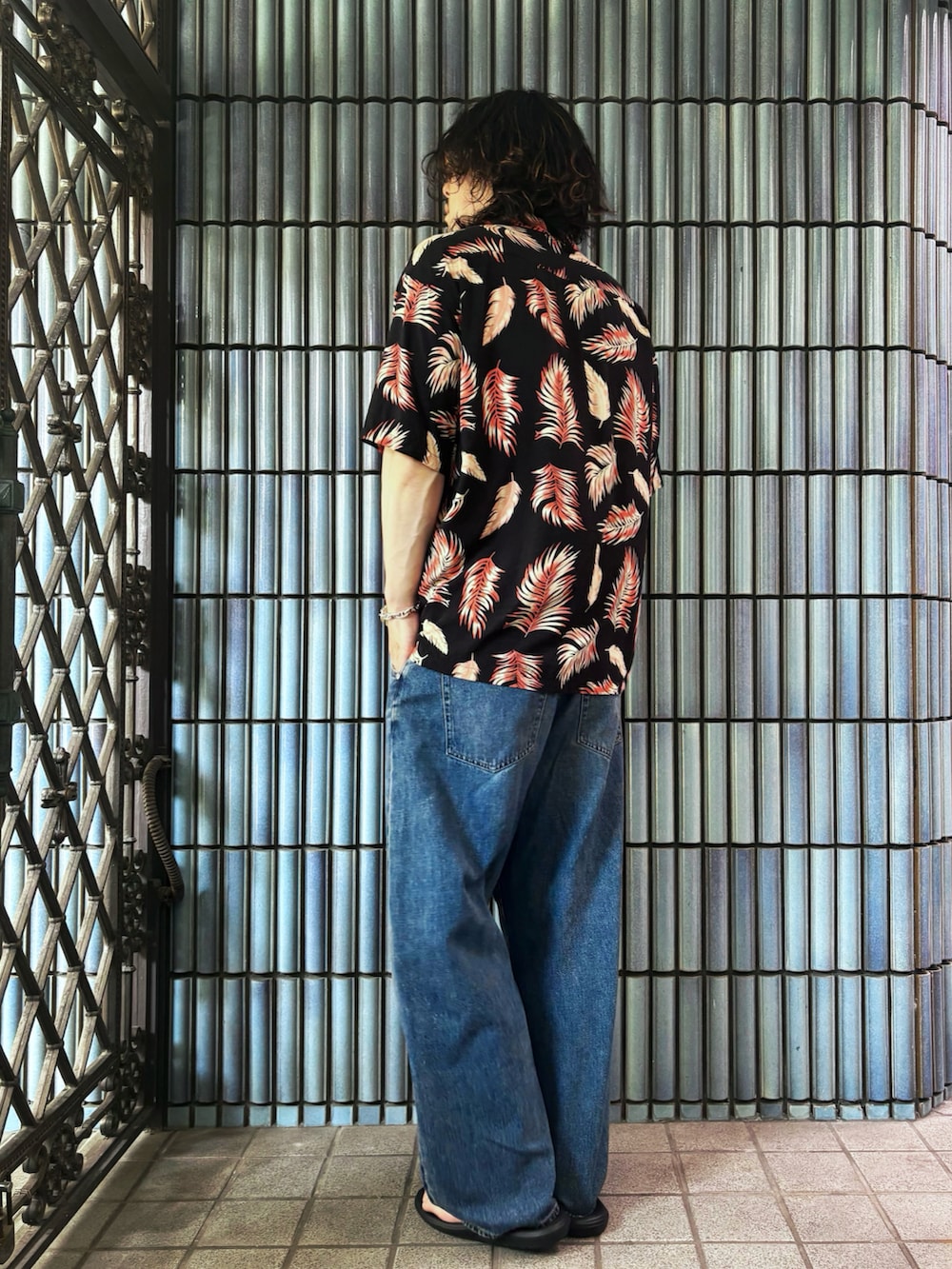 「秋服準備はじめました、アロハシャツ、アロハシャツコーデ、アロハシャツ×デニム、バギーカーブジーンズ、カーブデニム、ワイドデニム、ワイドパンツ、アイランドスリッパー、アイランドスリッパ、ISLAND SLIPPER、アメカジ、アメカジコーデ、UNIQLO、ユニクロ」|「ISLAND SLIPPERの【ISLAND SLIPPER/アイランドスリッパ】EVAPT202 トングサンダル(サンダル、ブラック系)」を使った、KEITA(ΦωΦ)さん(メンズ・182cm)の秋コーディネートの4枚目の写真
