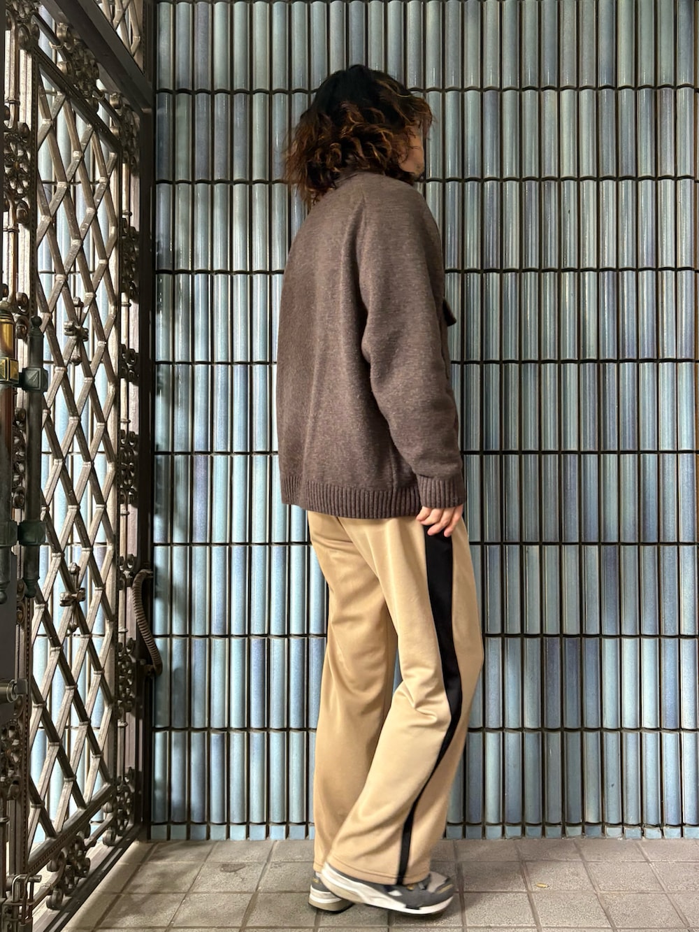「春コーデ、古着MIX、ニットジャケット、UNIQLO U、ユニクロユー、ユニクロU、PUMA、トラックパンツ、スポーツミックス、ポロニット、ニットポロ、ラインパンツ、大人コーデ、ブラウンコーデ、プーマ」|「UNIQLOのラムニットジャケット(ニット/セーター、ブラウン系)」を使った、KEITA(ΦωΦ)さん(メンズ・182cm)の春コーディネートの4枚目の写真
