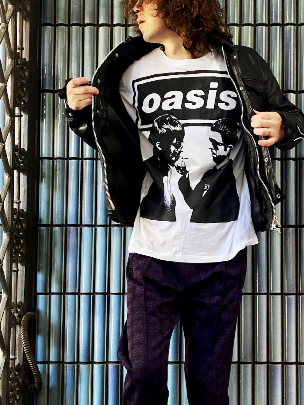 「オアシス、oasis、glamb、NEEDLES、needles トラックパンツ、ニードルス、ニードルズ、トラックパンツ、革ジャン、革ジャンコーデ、レザージャケット、バンドT、バンドTシャツ、エアフォースワン、エアフォース1」｜「VINTAGEのoasis Tシャツ（Tシャツ/カットソー、ホワイト系）」を使った、KEITA(ΦωΦ)さん（メンズ・182cm）の春コーディネートの2枚目の写真