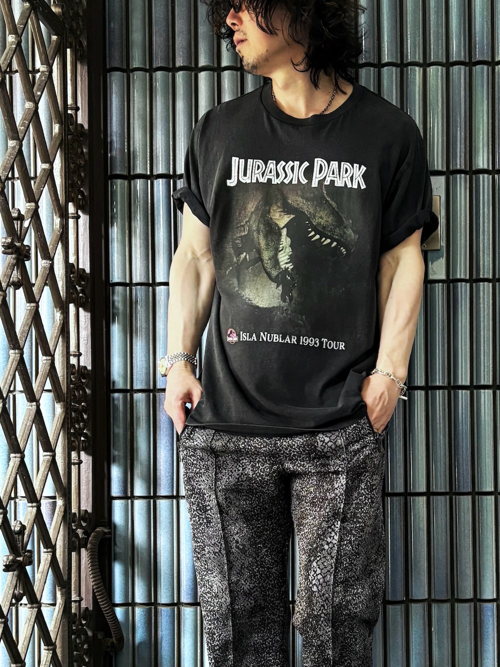 グレー系のスニーカー、ブラック系のTシャツ/カットソー、グレー系のその他パンツを着用したメンズの夏コーディネートの2枚目の写真