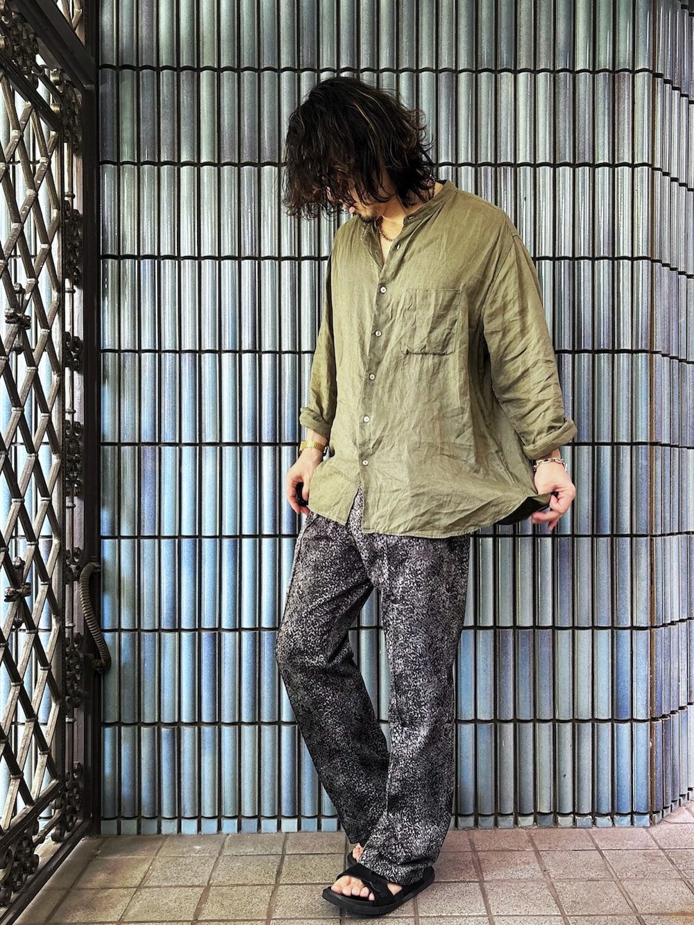 ブラック系のサンダル、グリーン系のシャツ/ブラウス、グレー系のその他パンツを着用したメンズの夏コーディネートの4枚目の写真