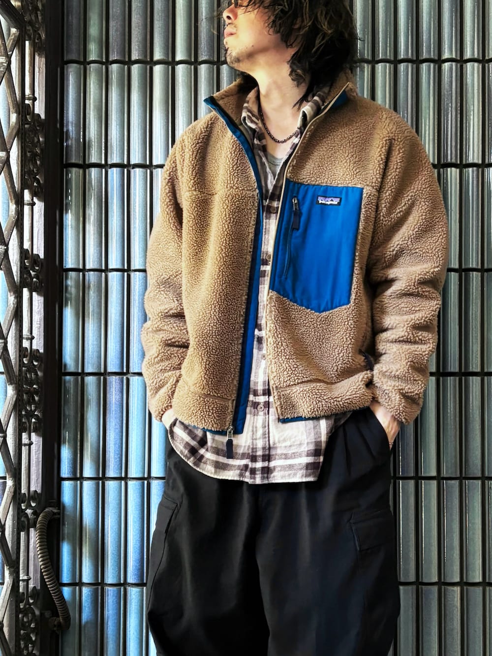 ブラック系のカーゴパンツ、グレー系のスニーカー、グレー系のシャツ/ブラウスを着用したメンズの冬コーディネートの2枚目の写真