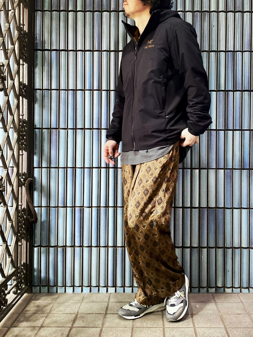 「アークテリクス、ARC'TERYX、atom lt hoody、クリスマスに着たい服、Junred、柄パンツ、アウトドアスタイル、アウトドアコーデ、オトナカジュアル、インナーダウン、キャンプスタイル、MONO-MART、New Balance、ダウンジャケット、ナイロンジャケット」｜「ARC'TERYXの【国内流通限定】ARC'TERYX / ATOM LT HOODY 24K BLACK（ダウンジャケット/コート、ブラック系）」を使った、KEITA(ΦωΦ)さん（メンズ・182cm）の冬コーディネートの4枚目の写真