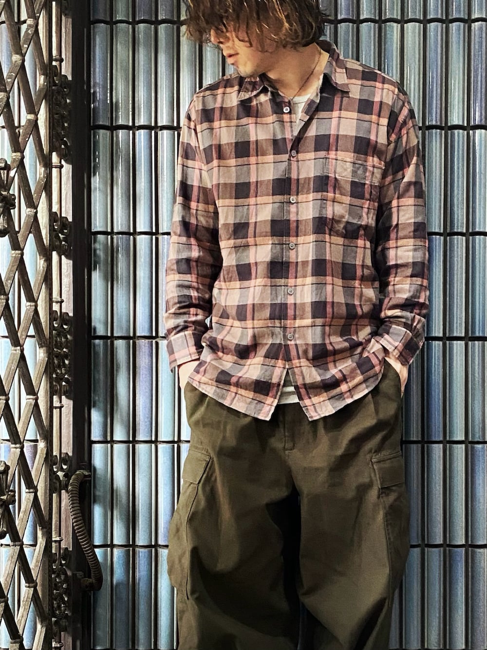 「春のおしゃ見えテクニック、チェックシャツ、ユニクロユー、ユニクロU、UNIQLO U、柄シャツ、カーゴパンツ、カーゴパンツコーデ、フリークスストア、フリークスストア(FREAK'S STORE)、FREAK’Ｓ STORE、ヒザデルパンツ、ミリタリーコーデ、ミリタリーパンツ、春コーデ」｜「UNIQLOのライトフランネルワイドフィットチェックシャツ(長袖)（シャツ/ブラウス、グレー系）」を使った、KEITA(ΦωΦ)さん（メンズ・182cm）の春コーディネートの2枚目の写真
