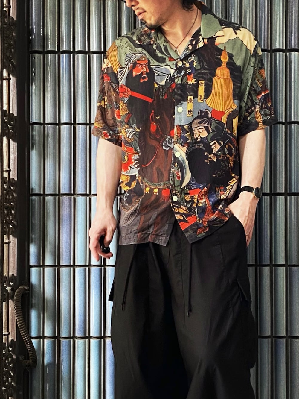 「CHANGE WELL、アロハシャツ、アロハシャツコーデ、アロハ柄、NEEDLES、ニードルズ、ニードルス、カーゴパンツ、カーゴパンツコーデ、oofos、ウーフォス、ヒザデルパンツ、和柄、和柄シャツ、スノーパンツ」|「CHANGE WELLのアイテム(シャツ/ブラウス、その他)」を使った、KEITA(ΦωΦ)さん(メンズ・182cm)の秋コーディネートの2枚目の写真