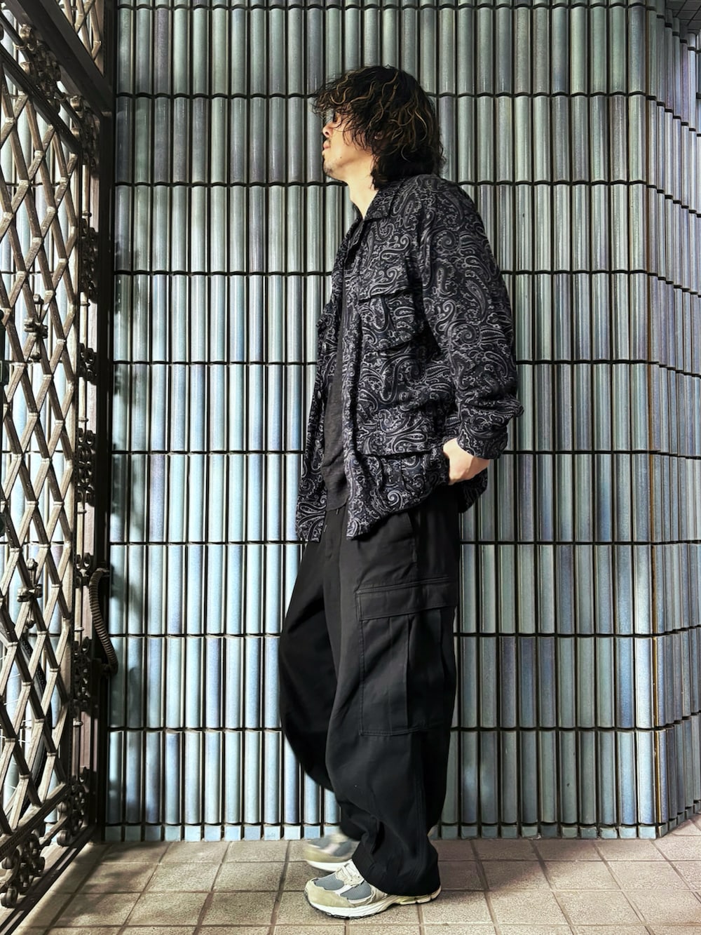 ブルー系のミリタリージャケット、ブラック系のカーゴパンツ、グレー系のニット/セーターを着用したメンズの冬コーディネートの4枚目の写真