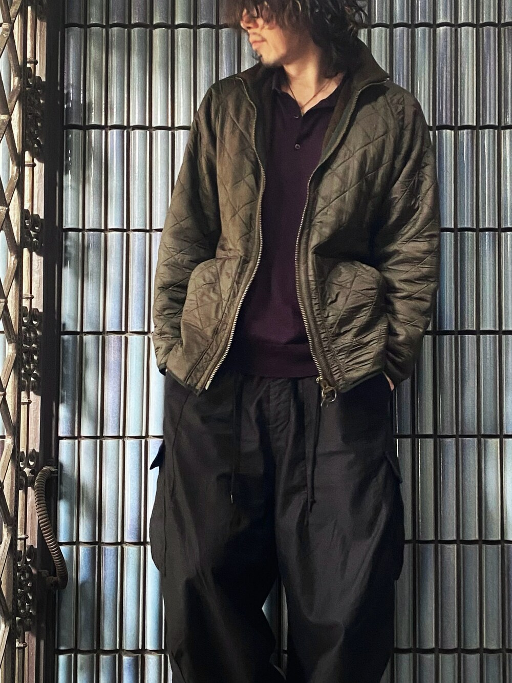 「barbour、バブアー、キルティングジャケット、NEEDLES、ニードルス、ニードルズ、ヒザデルパンツ、カーゴパンツ、カーゴパンツコーデ、ミリタリー、ミリタリーコーデ、ニットポロ、エクストラファインメリノ、長袖ポロシャツ、ワイドカーゴパンツ」｜「Barbourのアイテム（ミリタリージャケット、グリーン系）」を使った、KEITA(ΦωΦ)さん（メンズ・182cm）の冬コーディネートの2枚目の写真