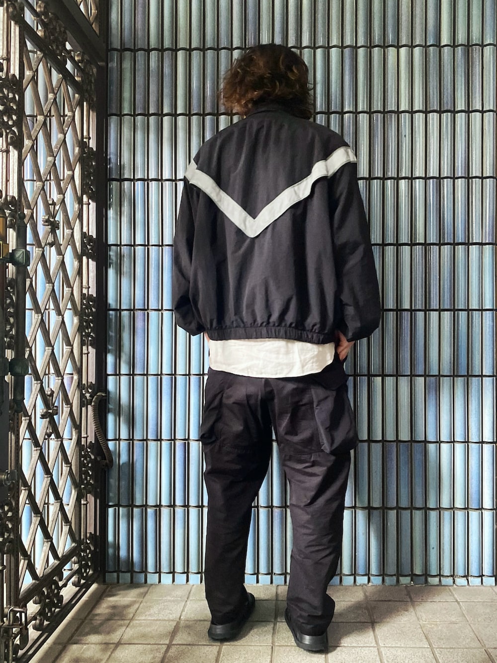 「シャツスタイル、秋服準備はじめました、IPFU、IPFUジャケット、army、トレーニングジャケット、カーゴパンツ、カーゴパンツコーデ、NULLTOKYO、BEAMS、モード、モードカジュアル、モノトーン、テックウェア、ミリタリージャケット」|「SEA BEESのUS ARMY IPFU JACKET(ミリタリージャケット、ブラック系)」を使った、KEITA(ΦωΦ)さん(メンズ・182cm)の秋コーディネートの4枚目の写真