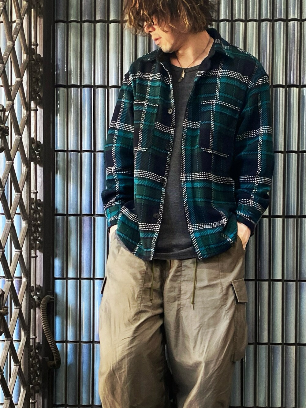 「チェックシャツ、柄シャツ、ガラシャツ、ZARA、NEEDLES、ニードルス、ニードルズ、カーゴパンツ、カーゴパンツコーデ、ネルシャツ、グリーン、グリーンコーデ、ヒザデルパンツ、MONO-MART、春のNewスタイル」|「H&Mのチェックシャツジャケット(シャツ/ブラウス、グリーン系)」を使った、KEITA(ΦωΦ)さん(メンズ・182cm)の春コーディネートの2枚目の写真