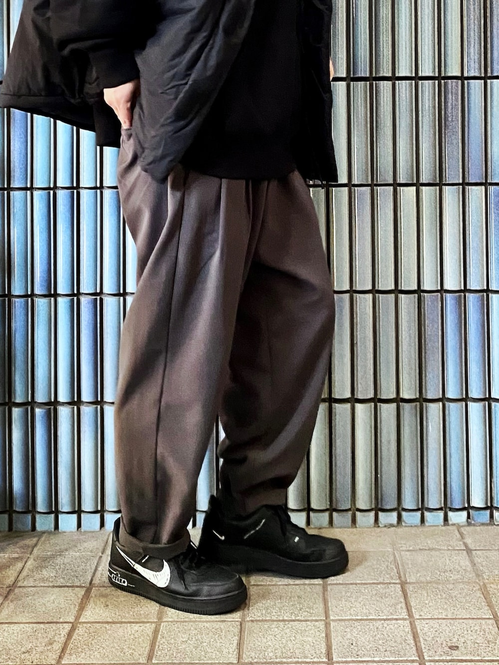 「フリークスストア、フリークスストア(FREAK'S STORE)、FREAK’Ｓ STORE、ECWCS、ecwcs level7、ecwcs gen3、WYM、WYM LIDNM、WYM×ATTACHMENT、ヘビーウェイトビッグスウェットプルオーバー、オーバーサイズパーカー、モノトーン、モノトーンコーデ、ミリタリージャケット、ミリタリーコーデ」｜「GUのヘビーウェイトビッグスウェットパーカ(長袖)（パーカー、ブラック系）」を使った、KEITA(ΦωΦ)さん（メンズ・182cm）の冬コーディネートの3枚目の写真