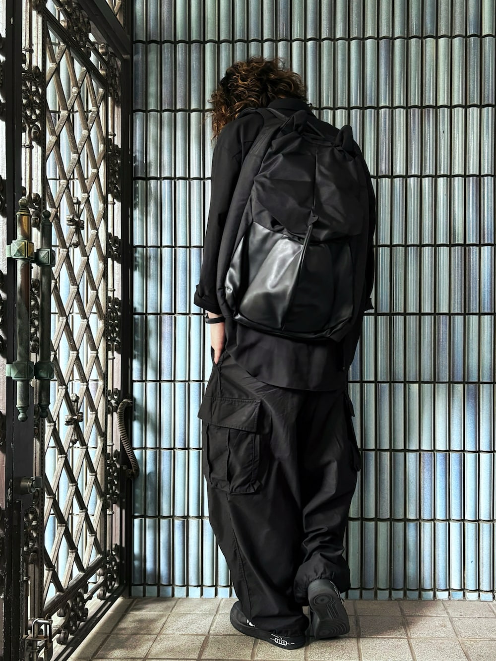 「oribagu、オリバグ、バックパック、NEEDLES、カーゴパンツ、カーゴパンツコーデ、ヒザデルパンツ、オールブラック、ブラックコーデ、Gildan、GUコーデ、黒シャツ、エアフォースワン、秋コーデ、スポーツミックス」|「GUのイージーケアシアーオーバーサイズシャツ(長袖)(シャツ/ブラウス、ブラック系)」を使った、KEITA(ΦωΦ)さん(メンズ・182cm)の秋コーディネートの4枚目の写真