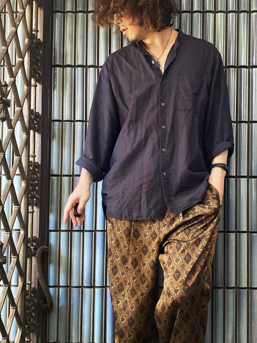 ブルー系のシャツ/ブラウス、ブラウン系のその他パンツ、ブラック系のスニーカーを着用したメンズの夏コーディネートの2枚目の写真