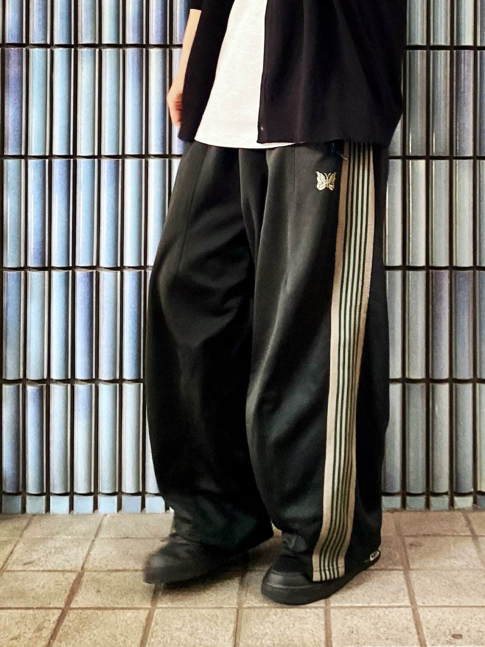 「春服デビュー宣言、ニードルス、ニードルズ、トラックパンツ、NEEDLES、needles トラックパンツ、Needles ニードルズ、ラインパンツ、trackpants、エクストラファインメリノ、ヒザデルパンツ、ヒザデルトラック、エアフォースワン、エアフォース1、ジャージーパンツ」｜「UNIQLOのエクストラファインメリノシャツカーディガン(長袖)（カーディガン/ボレロ、ブラック系）」を使った、KEITA(ΦωΦ)さん（メンズ・182cm）の春コーディネートの3枚目の写真