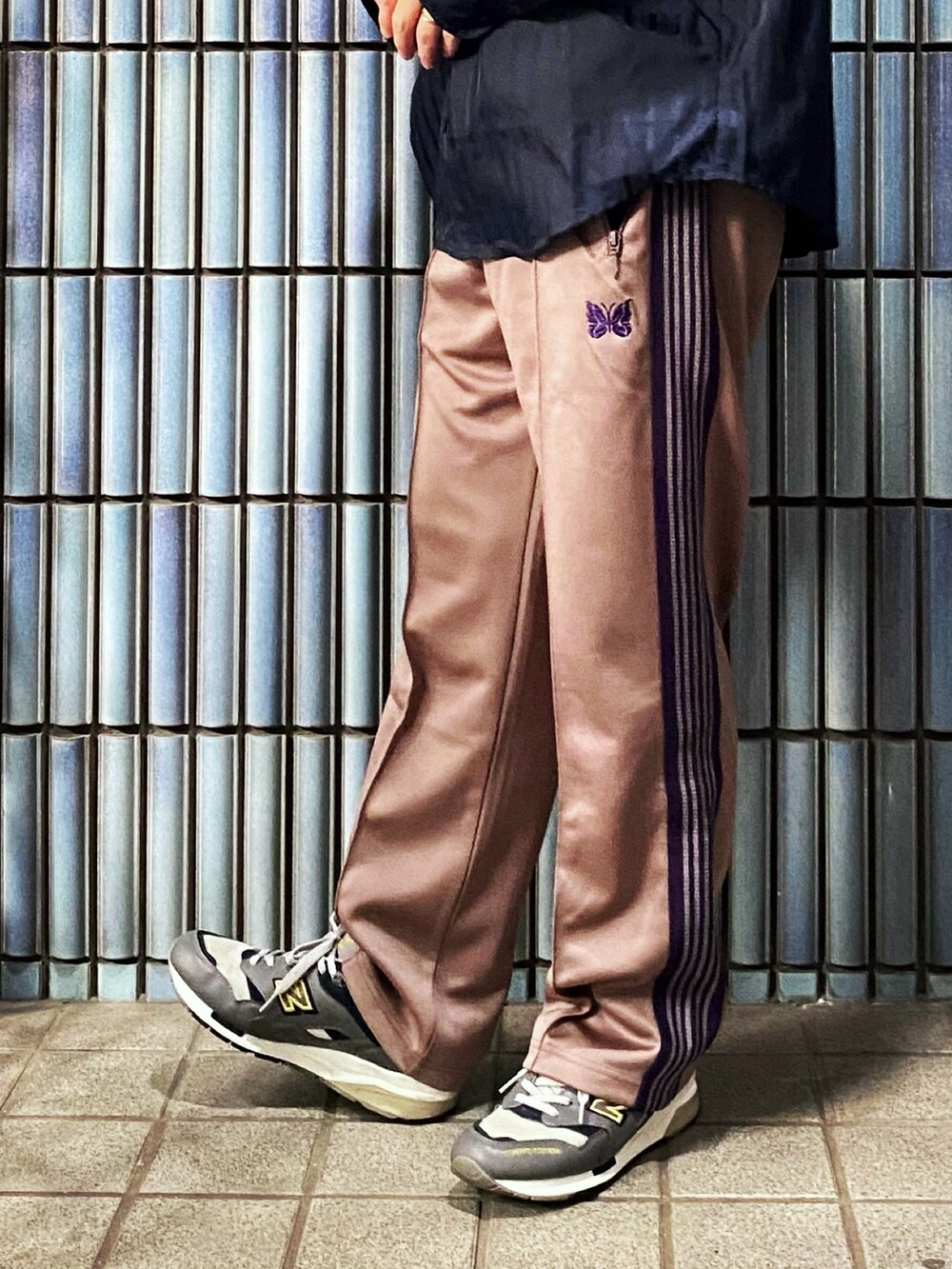 「新星WEARISTAにエントリー、adidas、adidas originals、アディダス、アディダスオリジナルス、ニードルス、ニードルストラックパンツ、ニードルズ、NEEDLES、needles トラックパンツ、トラックパンツ、トラックパンツコーデ、ラインパンツ、ジャージ、ジャージーパンツ」｜「adidasのアディダス RIFTA シティボーイ 長袖オーバーサイズシャツ / アディダスオリジナルス adidas Originals（シャツ/ブラウス、ブルー系）」を使った、KEITA(ΦωΦ)さん（メンズ・182cm）の冬コーディネートの3枚目の写真