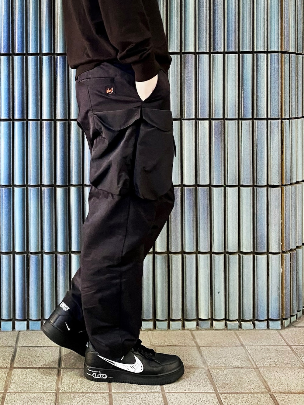 「ニットポロ、ニットポロシャツ、NULLTOKYO、BEAMS、カーゴパンツ、カーゴパンツコーデ、エアフォースワン、エアフォース1、airforce1、ポロシャツ、ニット、ニットコーデ、ミリタリーパンツ、ブラウン、ブラウンコーデ」｜「UNIQLOのエクストラファインメリノニットポロシャツ(長袖)（ポロシャツ、ブラウン系）」を使った、KEITA(ΦωΦ)さん（メンズ・182cm）の秋コーディネートの3枚目の写真