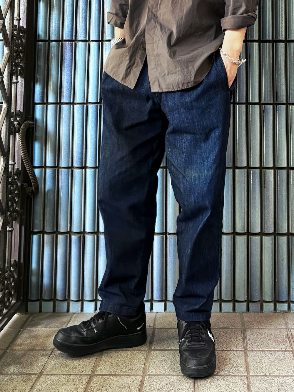 「最近のいい感じコーデ、大人カジュアル、古着MIX、+J、GU、GUコーデ、シェフパンツ、デニムパンツ、デニムスラックス、UNIQLO、UNIQLO+J、ユニクロ、ユニクロコーデ、プチプラ、プチプラコーデ」｜「UNIQLOのスーピマコットンレギュラーフィットシャツ(長袖)（シャツ/ブラウス、グリーン系）」を使った、KEITA(ΦωΦ)さん（メンズ・182cm）の春コーディネートの3枚目の写真