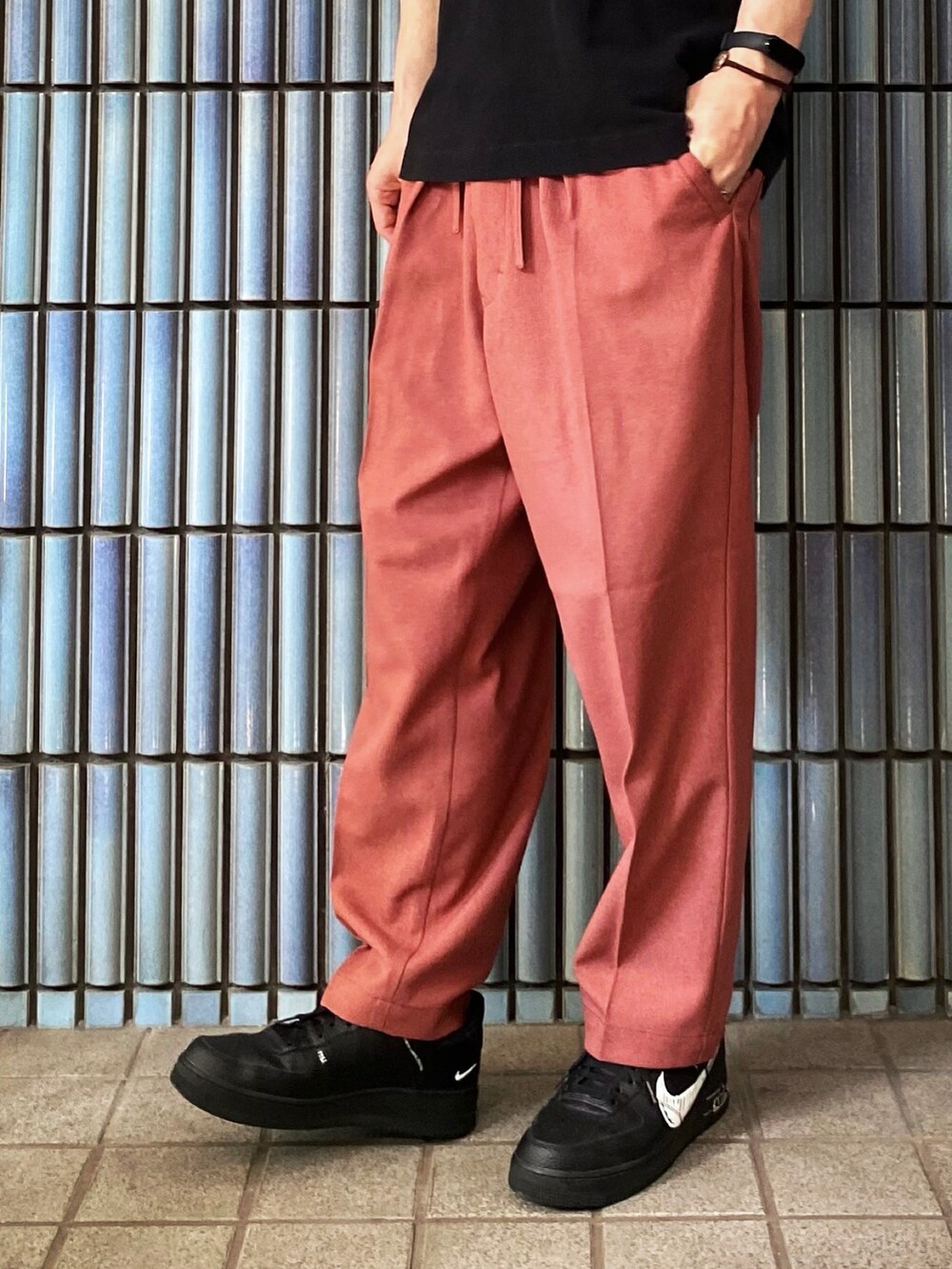 「このスタイルがお気に入り、ラコステ、ラコステ(LACOSTE)、LACOSTE、ポロシャツ、ポロシャツコーデ、長袖ポロシャツ、LEE、Lee、スタプレ、ピンク、ピンクコーデ、ピンクパンツ、オレンジパンツ、赤パンツ」｜「LACOSTEの【別注】 ＜LACOSTE（ラコステ）＞ WIDE LONG SLEEVE POLOSHIRTS/ポロシャツ ◆（ポロシャツ、ブラック系）」を使った、KEITA(ΦωΦ)さん（メンズ・182cm）の夏コーディネートの3枚目の写真