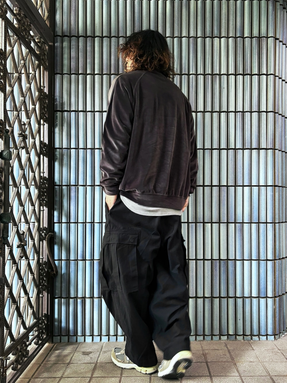 「春めき満開コーデ、ジャケット、スポーツミックス、古着MIX、春コーデ、NEEDLES、ニードルス、ニードルズ、トラックジャケット、ベロア、カーゴパンツ、カーゴパンツコーデ、ヒザデルパンツ、LOFTMAN、ミリタリーパンツ」｜「NeedlesのLOFTMAN別注 Track Jacket-C/PE Velour（ジャージ、グレー系）」を使った、KEITA(ΦωΦ)さん（メンズ・182cm）の春コーディネートの4枚目の写真