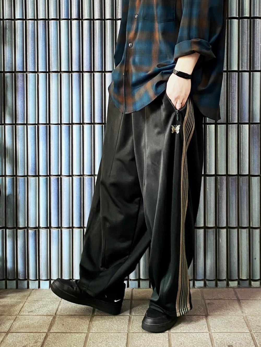 「NEEDLES、needles トラックパンツ、ニードルス、ニードルズ、トラックパンツ、ラインパンツ、ヒザデルパンツ、ヒザデルトラック、ユニクロU、UNIQLO U、いまどきジャケット写真、ユニクロユー、グリーン、グリーンコーデ、カーキパンツ」｜「UNIQLOのヘビーフランネルオーバーサイズシャツ(長袖)（シャツ/ブラウス、ブルー系）」を使った、KEITA(ΦωΦ)さん（メンズ・182cm）の春コーディネートの3枚目の写真