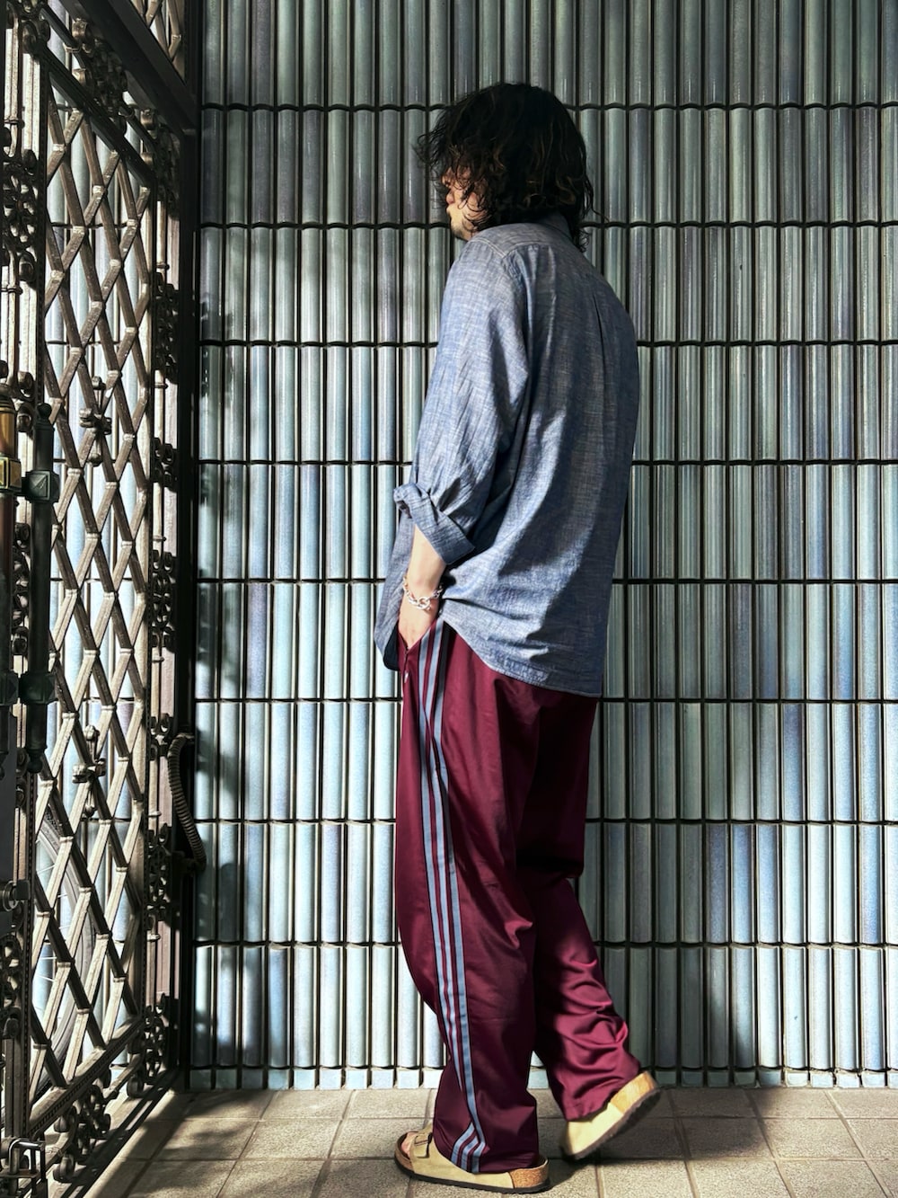 ブルー系のシャツ/ブラウス、ベージュ系のサンダル、レッド系のその他パンツを着用したメンズの秋コーディネートの4枚目の写真