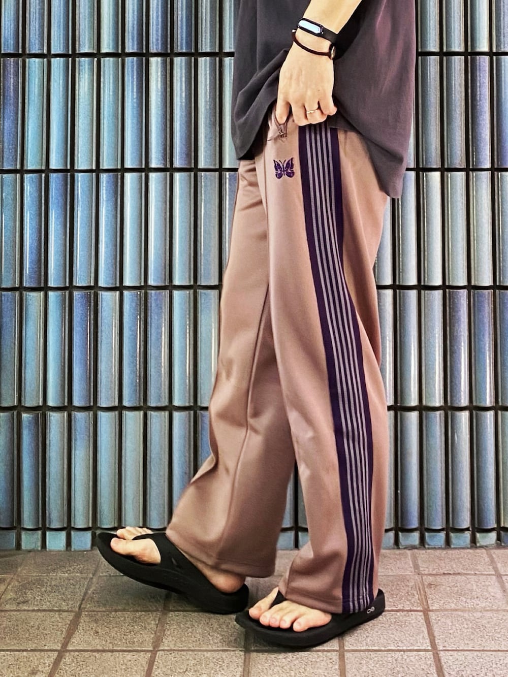 「ポロシャツ、ポロシャツコーデ、ポロラルフローレン、ラルフローレン、Polo Ralph Lauren、NEEDLES、needles トラックパンツ、ニードルズ、ニードルス、トラックパンツ、ラインパンツ、ジャージ、ジャージーパンツ、oofos、スポーツミックス」|「POLO RALPH LAURENのカスタム スリム フィット メッシュ ポロシャツ(ポロシャツ、グレー系)」を使った、KEITA(ΦωΦ)さん(メンズ・182cm)の夏コーディネートの3枚目の写真