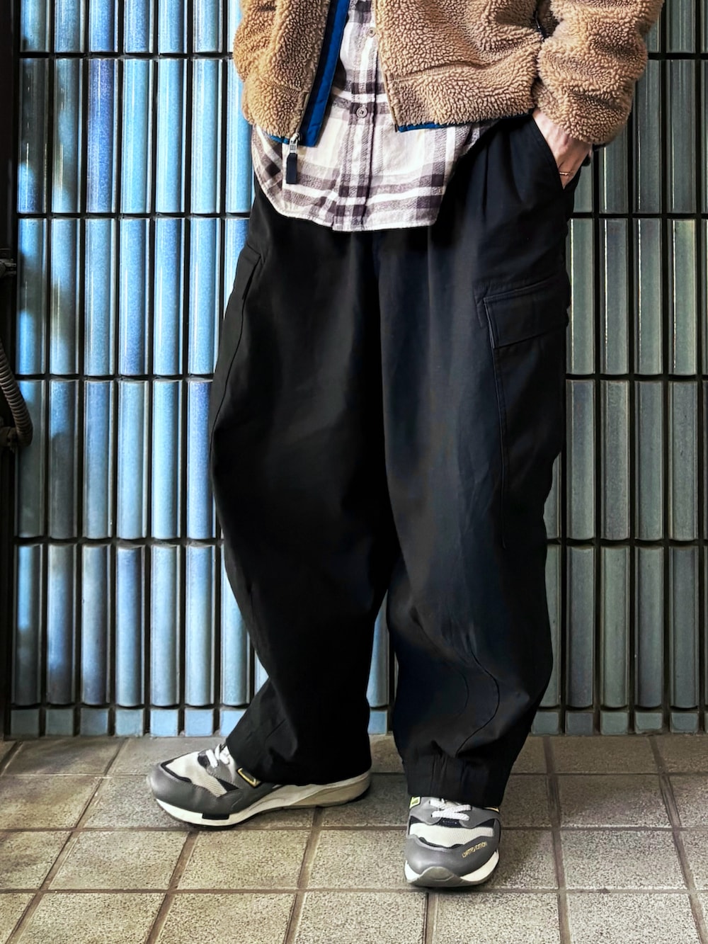 ブラック系のカーゴパンツ、グレー系のスニーカー、グレー系のシャツ/ブラウスを着用したメンズの冬コーディネートの3枚目の写真