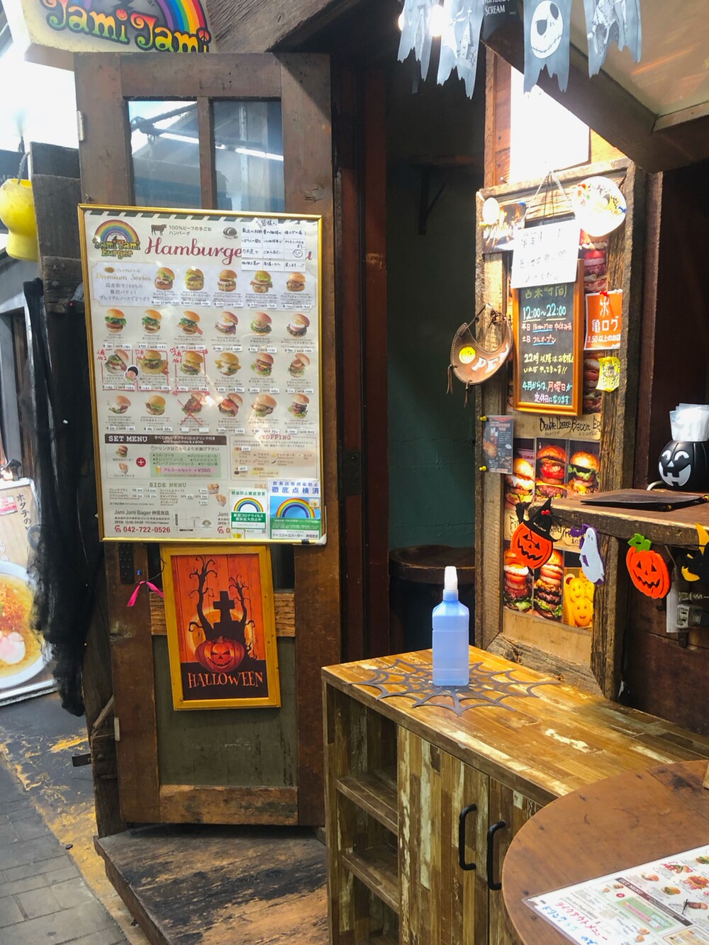 「秋コーデ、休日スタイル、めがね、ヒゲメガネ、キャップ、ニューバランス、ニューエラ」｜「Post Malone x Verdyのアイテム（トップス、ブラック系）」を使った、チャパティンさん（メンズ・174cm）の秋コーディネートの3枚目の写真