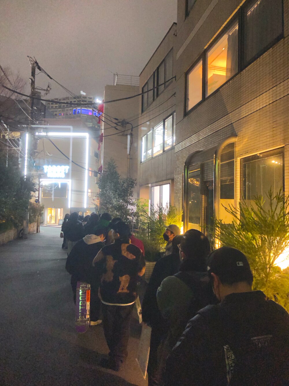 「休日コーデ、メンズファッション、ストリート、パーカー、ストリートコーデ、スニーカー、キャップ、メガネ×帽子、ヒゲメガネ、ニューバランス、メガネ男子」|「new balance 990v5のアイテム(シューズ、ブラック系)」を使った、チャパティンさん(メンズ・174cm)の冬コーディネートの3枚目の写真