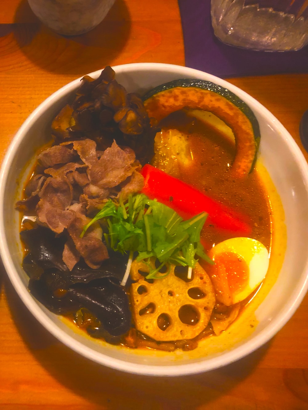 「今日のコーデ、ストリート、UNIQLO、ストリートコーデ、キャップ、めがね、ヒゲメガネ、ニューバランス993、トレーナー」｜「SELECTSのアイテム（キャップ、ブルー系）」を使った、チャパティンさん（メンズ・174cm）の冬コーディネートの2枚目の写真