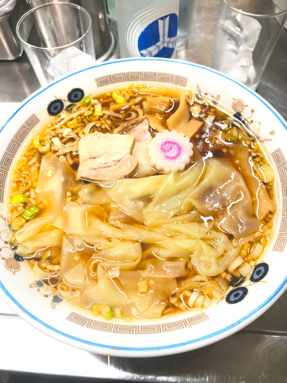 「オーバーサイズ、メガネ男子、ヒゲ、ヒゲメガネ、休日スタイル、キャップ、スニーカーコーデ、ストリート、夏だ!Tシャツ着よう!」|「NEW BALANCEのアイテム(シューズ、ブラック系)」を使った、チャパティンさん(メンズ・174cm)の夏コーディネートの2枚目の写真